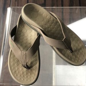 Vionic sandal unisex w8/m7 khaki “wave” style